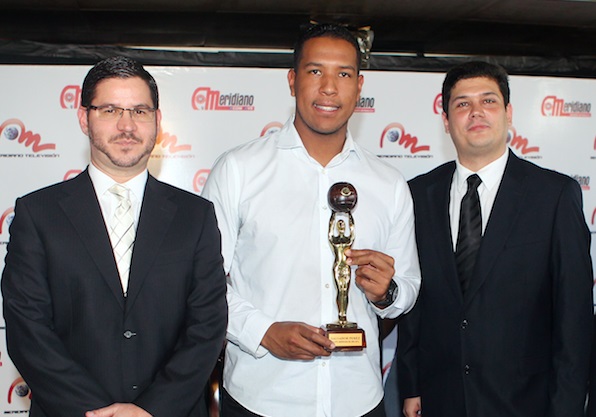 Daniel De Armas, Presidente Ejecutivo del BLOQUE DEARMAS, en compañía del Atleta Meridiano de Oro, Salvador