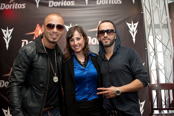 Wendy Blume, Gerente General de Pepsico Alimentos Puerto Rico junto a Wisin & Yandel 