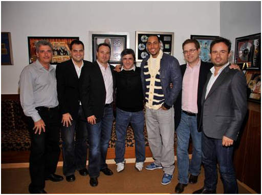 En la foto (De izq. a der.): Tom Carrabba,  EVP y GM, JIVE Label Group; Fernando Cabral, VP de Marketing, Sony Music Latin Region; Rubén Leyva, Presidente de Sony Music, US Latin; Afo Verde, Presidente de Sony Music, Latin Region; Romeo (Artista); Richard Sanders, Chairman Internacional, Presidente de Marketing Global, Sony Music Entertainment; Paul Forat, SVP A&R Sony Music Latin Region.
