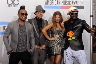 El grupo Black Eyed Peas ofrecerá el espectáculo del medio tiempo en el Super Bowl el 6 de febrero del 2011 en el estadio de los Cowboys de Dallas, de acuerdo al anuncio hecho el jueves 25 de noviembre del 2010. En la foto, la banda posa tras bambalinas el domingo 21 de noviembre en Los Angeles. (Foto AP/Chris Pizzello)