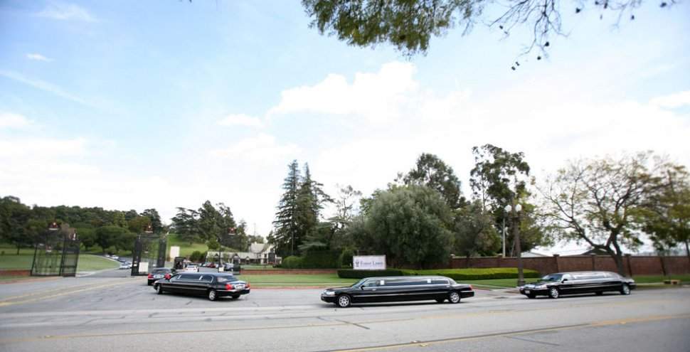 CEREMONIA INTIMA. Los amigos y familiares de la actriz llegaron al cementerio en lujosas limusinas. REUTERS 