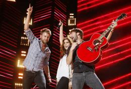 Lady Antebellum se presenta durante el Festival Musical CMA en Nashville, Tenesí, en una fotografía de arcivo del 10 de junio de 2010. El grupo sensación Lady Antebellum fue el gran galardonado al comienzo de los premios de la Asociación de Música Country (CMA por sus siglas en inglés) el miércoles 10 de noviembre de 2010. (Foto AP/Wade Payne, archivo) 