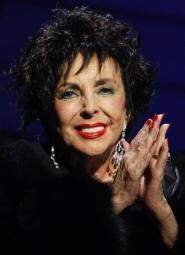 En esta imagen de archivo del 25 de septiembre del 2008 aparece la actriz Elizabeth Taylor durante la 26ava edición anual de Pasaporte a la Moda de Macy's, en Santa Mónica, California. (Foto AP/Matt Sayles) 
