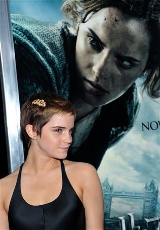 Emma Watson posa frente a un cartel del personaje que representa en la serie de Harry Potter durante la premiere de la penúltima entrega de la saga, 'Harry Potter and the Deathly Hallows Part 1', el 15 de noviembre en al Alice Tully Hall de Nueva York el 15 de noviembre del 2010. (AP Photo/Evan Agostini)