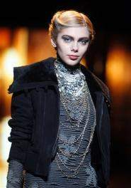 Una modelo desfile la colección Otoño 2011 de Badgley Mischka en la Semanda de la Moda de Nueva York, el martes 15 de febrero del 2011. (Foto AP/Jason DeCrow)