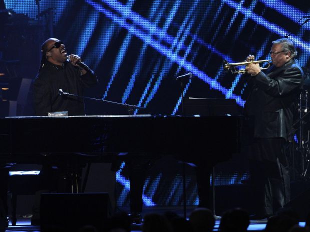 Stevie Wonder, izquierda, y el trompetista cubano Arturo Sandoval actúan en la celebración de la Persona del Año MusiCares en homenaje a Barbra Streisand el viernes 11 de febrero de 2011 en Los Angeles. (Foto AP/Chris Pizzello) 