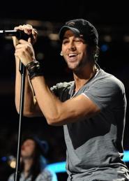 En esta foto del 10 de diciembre del 2010, Enrique Iglesias canta en el concierto Z100 Jingle Bal en el Madison Square Garden en Nueva York. (Foto AP/Peter Kramer, Archivo)