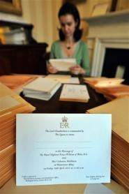 Una integrante de la oficina del Chambelán Real coloca en sobres las invitaciones de la boda del príncipe Guillermo y su prometida Kate Middleton en el palacio de Buckingham, el miércoles 16 de febrero de 2011. Las invitaciones a la boda real ya fueron enviadas. (Foto AP/PA, John Stillwell)