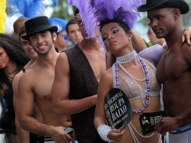 Modelos en ropa interior pasean el 1 de marzo del 2011 por el centro de Brasilia para conmemorar el Día Nacional de la Ropa Interior. (Foto AP/Eraldo Peres) 