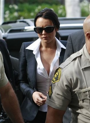 En esta imagen del 24 de mayo del 2010 aparece la actriz Lindsay Lohan a su llegada a una corte de Beverly Hills, California. (Foto AP/Damian Dovarganes, Archivo) 