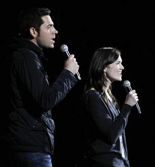 Los actores Zachary Levi y Mandy Moore ensayan en el Teatro Kodak de Los Angeles. Ambos cantarán en la ceremonia de entrega del Oscar, el domingo 27 de febrero del 2011 (AP Foto/Chris Carlson). 