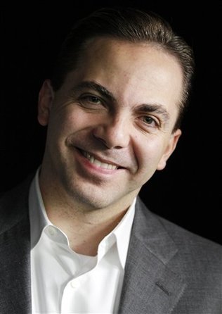 Cristian Castro posa el 3 de noviembre del 2010 en Los Angeles durante una entrevista con la AP. Richard Vogel / AP Foto