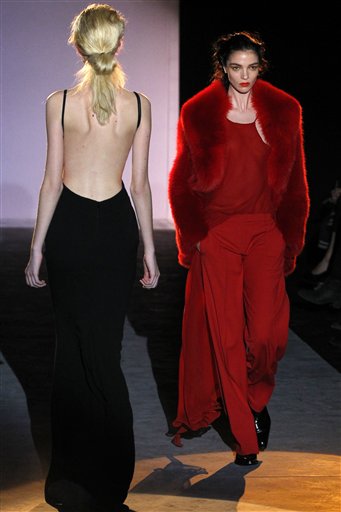 Modelos muestran la colección del diseñador turco Hakaan Yildirim en la Semana de la Moda de París el 1 de marzo del 2011. (Foto AP/Francois Mori) 