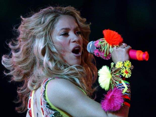 La intérprete y compositora Shakira canta durante la ceremonia de cierre de la Copa Mundial en Sudáfrica, el 11 de julio del 2010. La Universidad de Harvard nombró a la colombiana Artista del Año el jueves 24 de febrero de 2011. (Foto AP/Luca Bruno, Archivo)