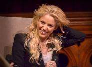 La cantautora Shakira gesticula durante una ceremonia en la que recibió un premio el sábado 26 de febrero de 2011, en Cambridge, Massachusetts. (Foto AP/Josh Reynolds) 