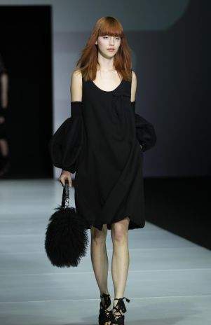 Modelo en el desfile de Emporio Armani en Milán, Italia, el 26 de febrero del 2011. (Foto AP/Antonio Calanni) 