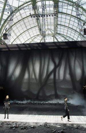 Modelos desfilan diseños de Karl Lagerfeld para Chanel, en la presentación de la colección prêt-à-porter otoño-invierno 2012 de la casa de modas en París, el martes 8 de marzo del 2011. (Foto AP/Jacques Brinon)