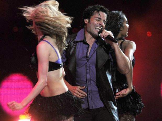 Chayanne canta durante la cuarta noche del Festival de Viña del Mar, Chile, el jueves 24 de febrero del 2011 (AP Foto/Jorge Sánchez).