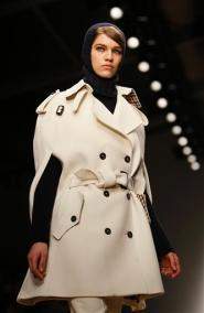 Una modelo en el desfile del diseñador Dacks en la Semana de la Moda de Londres el sábado 19 de febrero del 2011. (Foto AP/Alastair Grant)