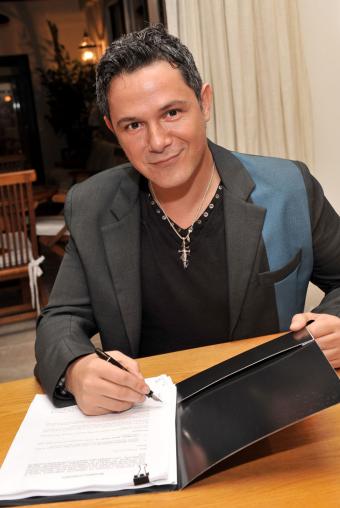  Alejandro Sanz firmando su contrato con Universal- UNIVERSAL MUSIC