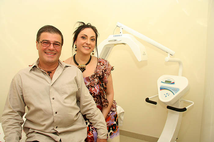 Eduardo Ablán y Klara Senior en la inauguración del Instituto Médico Esteti-K en el Centro San Ignacio