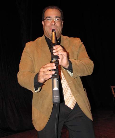 Yovani Mayora deleitando a los asistentes esa noche en  La Casa de la Cultura “Ramón Vásquez Brito”