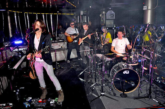 -Grupo de rock latino “M.R.” durante su presentación - Photo  Credits: Manny Hernandez