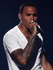 Chris Brown rinde homenaje a Michael Jackson durante la entrega de los premios BET, el 27 de junio del 2010 en Los Angeles. (AP Foto/Matt Sayles, Archivo) 