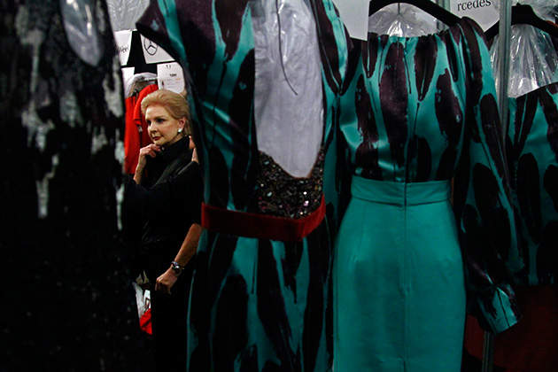 Foto: La diseñadora Carolina Herrera es entrevistada antes de presentar su colección Otoño 2011, el lunes 14 de febrero del 2011. (AP/Bebeto Matthews)