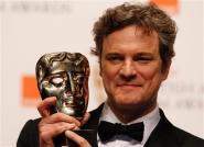 Colin Firth posa atrás del escenario con su galardón a Mejor Actor, en la ceremonia de Premios Cinematográficos BAFTA, en The Royal Opera House, el domingo 13 de febrero del 2011, en Londres. (Foto AP/Joel Ryan) 