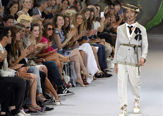 FOTO: AP  Sin embargo, el despido del director creativo de Christian Dior, John Galliano, les robó todo el protagonismo.