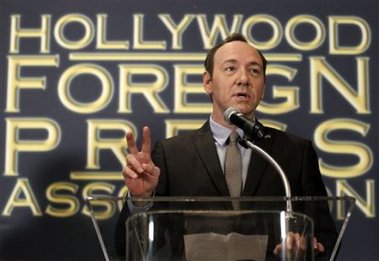 El actor Kevin Spacey anuncia que Robert De Niro será honrado con el Premio Cecil B. DeMille en la 68a entrega anual de los Globos de Oro, el martes 9 de noviembre del 2010 en Beverly Hills, California. Los Globos de Oro se entregarán el 16 de enero del 2011. (AP Foto/Matt Sayles) 