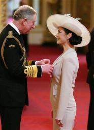 La actriz Catherine Zeta Jones recibe la medalla de la orden de Comandante del Imperio Británico de manos del príncipe Carlos en le Palacio de Buckingham, Londres, el jueves, 24 de febrero del 2011. (Foto AP / Lewis Whyld, PA)
