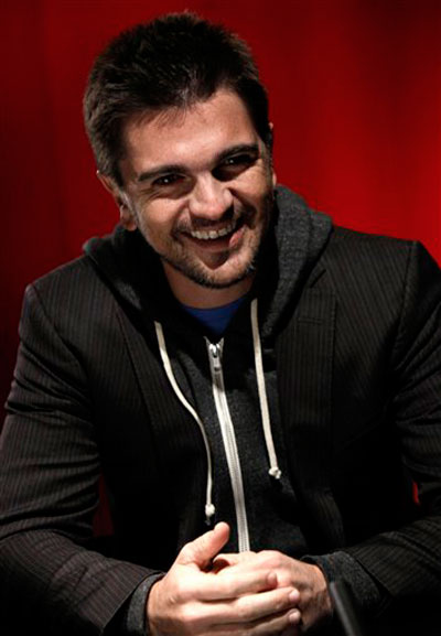 Foto: Juanes conversa con la AP en Nueva York, el lunes 6 de diciembre del 2010. (AP Foto/Richard Drew)