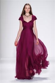 Una modelo presenta un vestido de la colección otoño 2011 del diseñador Tadashi Shoji Fall en la Semana de la Moda de Nueva York el jueves 10 de febrero de 2011 en una imagen proporcionada por Tadashi Shoji . (Foto AP/Tadashi Shoji) 