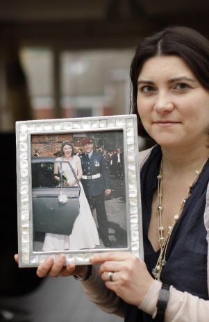 Kate Middleton posa para la foto con un retrato del día de su boda con Mark Middleton, cuando éste era paracaidista, en su hogar en Pembury, Inglaterra, el miércoles 9 de febrero del 2011. Kate Middleton es una de varias mujeres que comparten el nombre de quien se casará pronto con el príncipe británico Guillermo (AP Foto/Matt Dunham) 