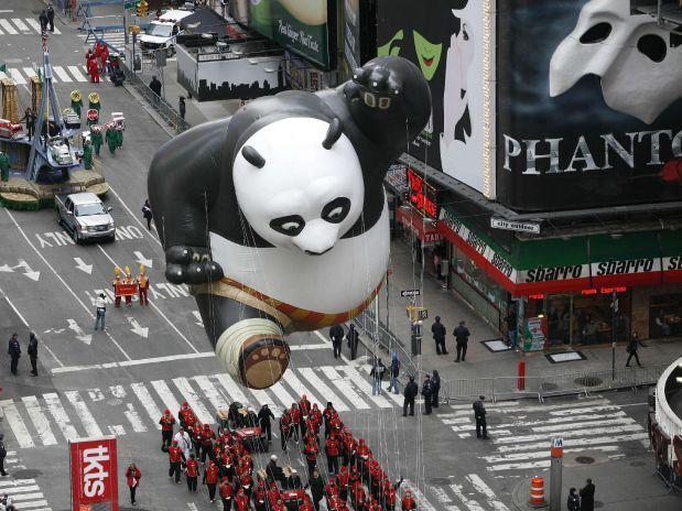Un globo con la figura de Kung Fu Panda flota en Times Square durante el desfile del Día de Acción de Gracias de la tienda departamental Macy's, el jueves 25 de noviembre del 2010, en Nueva York. (Foto AP/Jeff Christensen)