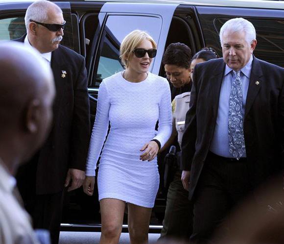 La actriz Lindsay Lohan, centro, llega el miércoles 9 de febrero de 2011 a una corte en Los Angeles, debido a que está acusada de tomar de manera indebida un collar de una joyería. El juez le fijó una fianza de 40.000 dólares. (AP foto/Jae C. Hong)