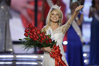 Miss Nebraska, Teresa Scanlan, 17, acknowledges the crowd after being crowned Miss America 2011 in Las Vegas. -- PHOTO: REUTERS