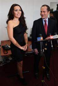 Evi Siskos, quien compitió en el concurso Miss República Dominicana 2011, durante una rueda de prensa el miércoles 30 de marzo en Manhattan, junto a su abogado Jacob Oresky. (Foto AP/Seth Wenig)