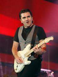 En esta foto del 10 de marzo del 2011, el cantante colombiano Juanes canta en Seattle, como parte de su gira mundial. (Foto AP/Kevin P. Casey, Archivo)