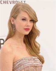 La cantante Taylor Swift llega a los Premios Billboard a lo mejor del mundo de la música en Las Vegas, el domingo 22 de mayo de 2011. Swift ganó el primer premio de la noche, como mejor artista de álbum. (AP foto/Dan Steinberg) 